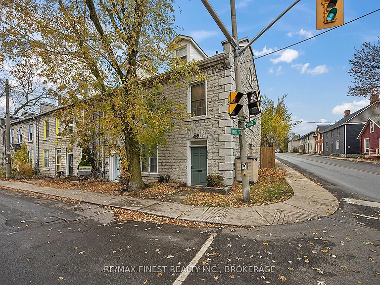 114 Yonge St — Photo 2