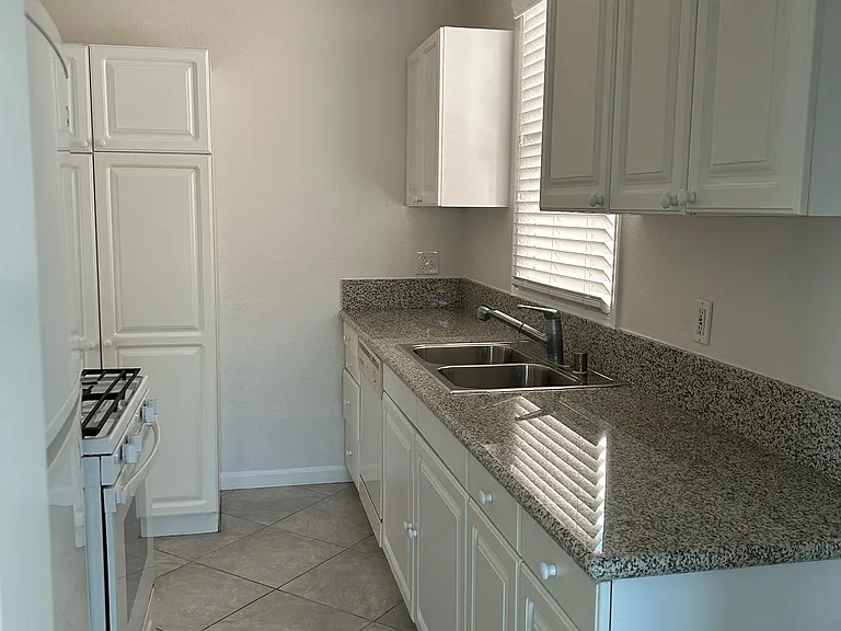 129 Roycroft Ave #3 — Photo 5