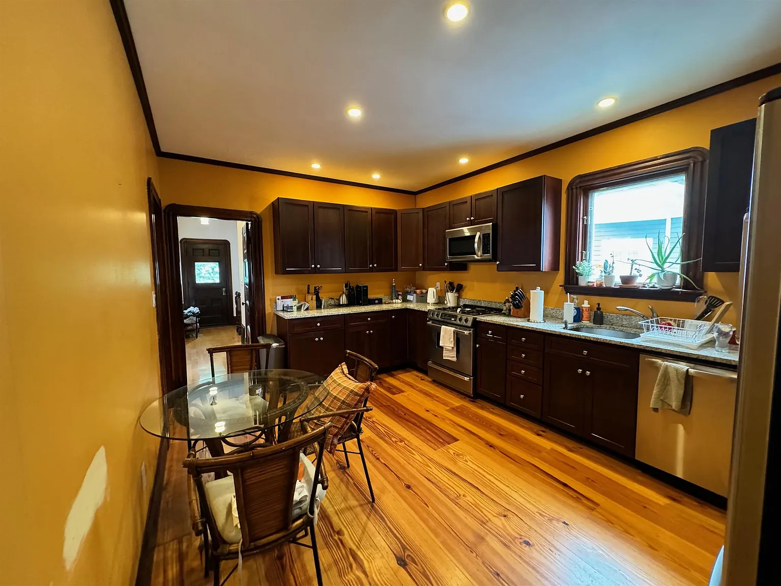 3 bed, 1.5 bath, 9999 sqft, $3,700 — Photo 2