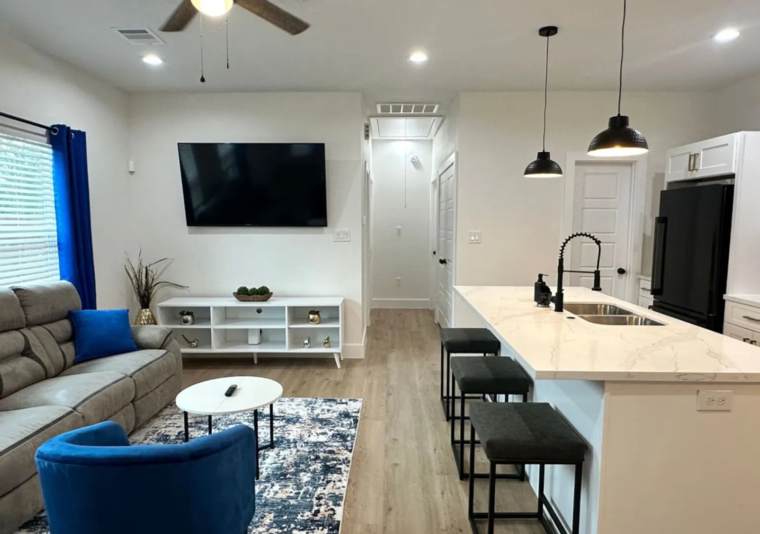 Quiet 3BR Home Fast Access to IAH & Downtown — Photo 1