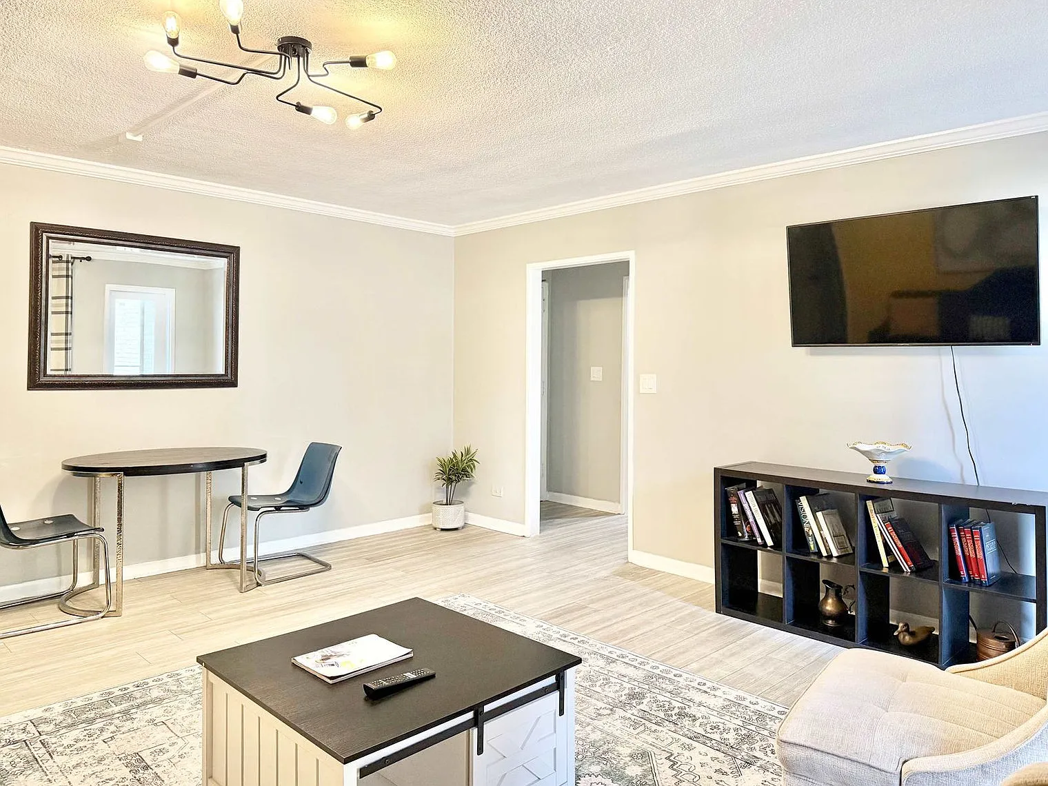 1 bed, 1.0 bath, 495 sqft, $2,827 — Photo 2