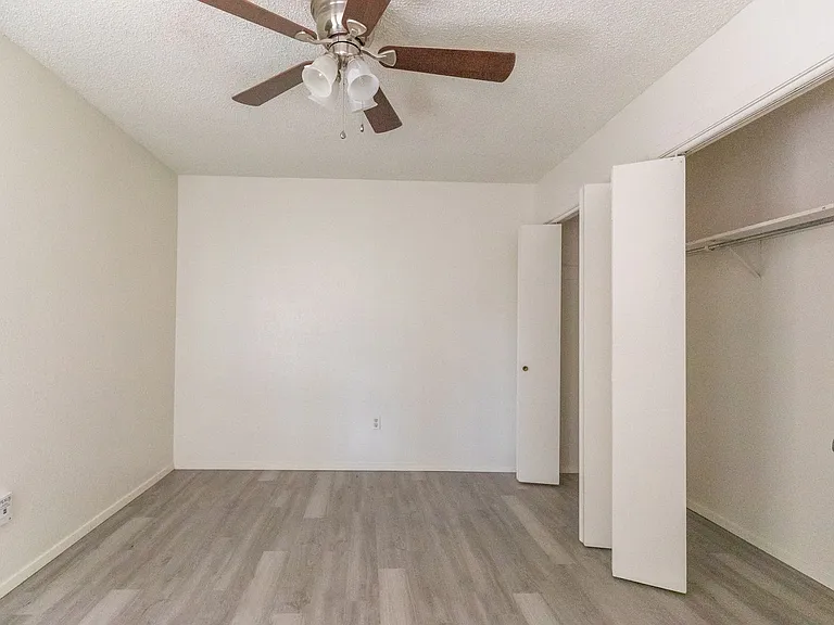 4925 Greenslope Dr — Photo 23