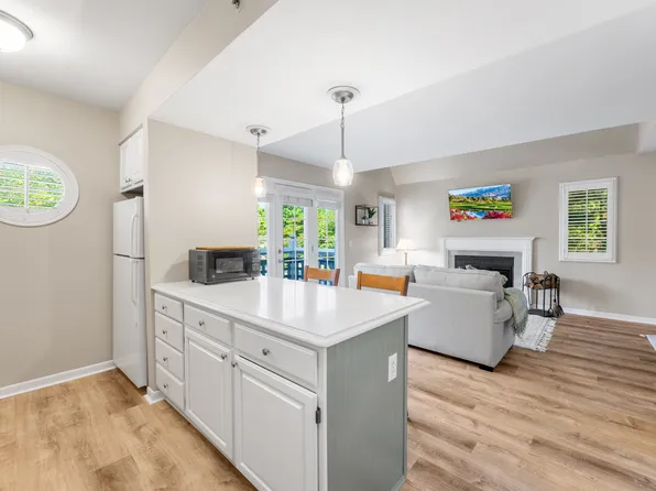 2124 Old Pond Ln, Norwich, CT 06360