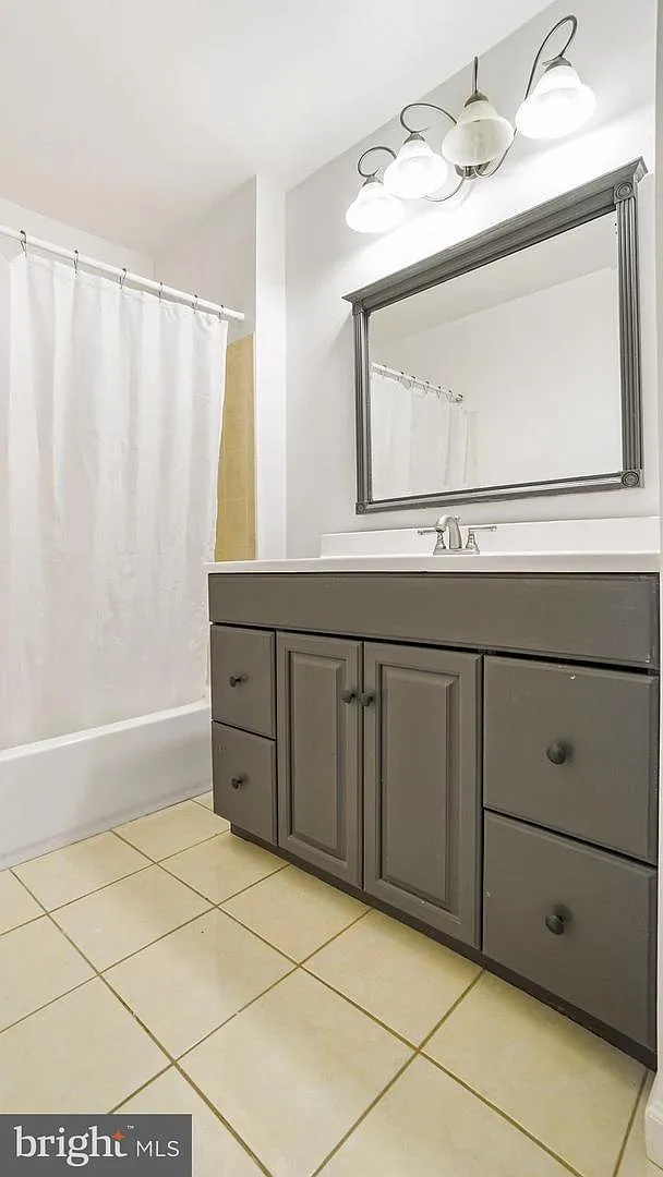 3 bed, 3.5 bath, 2052 sqft, $2,800 — Photo 4