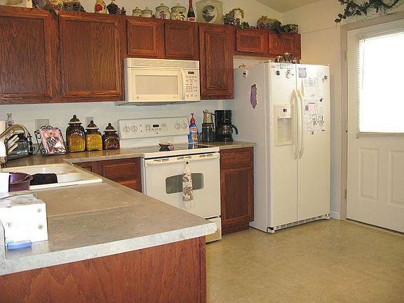 Open and sunny eat-in kitchen with breakfast bar 