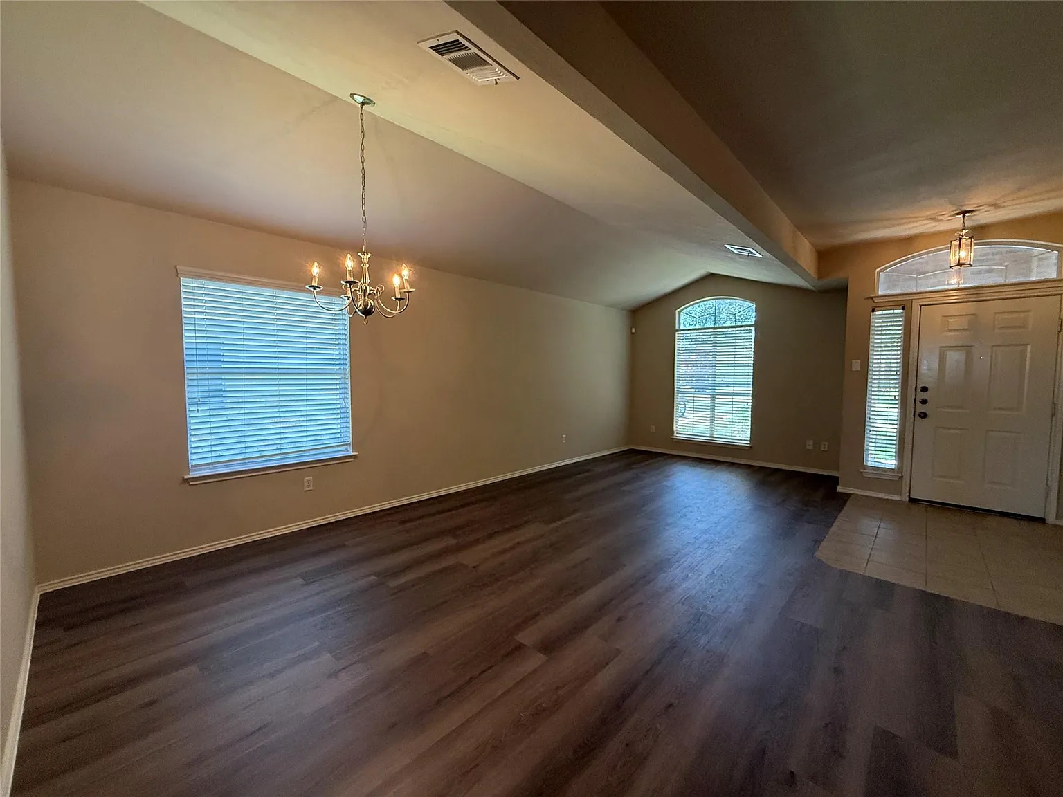3 bed, 2.0 bath, 2364 sqft, $2,295 — Photo 4
