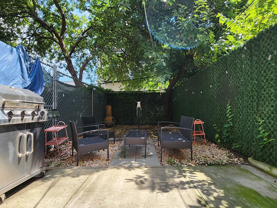 736 Leonard St #1B