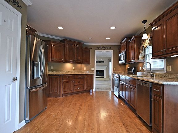 4th image of 1011 Everett Dr