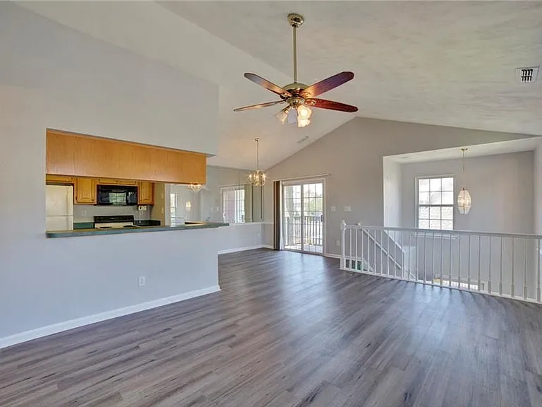 Willow Green Ct — Photo 2