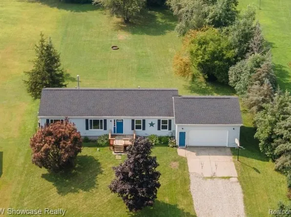 1105 Hanna Dr, Grand Blanc, MI 48439