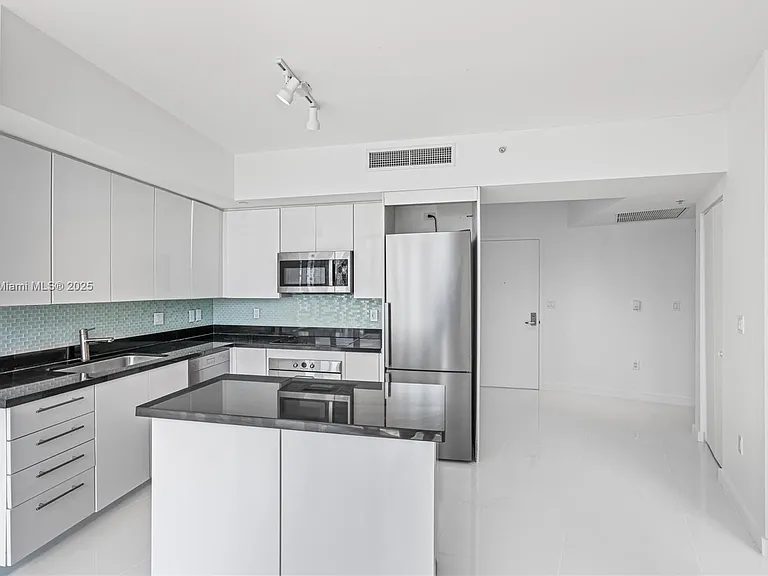92 SW 3rd St #1 — Photo 16