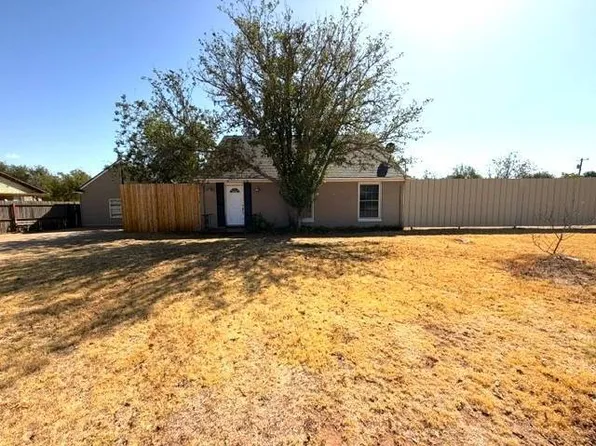 1010 1st St, Crowell, TX 79227