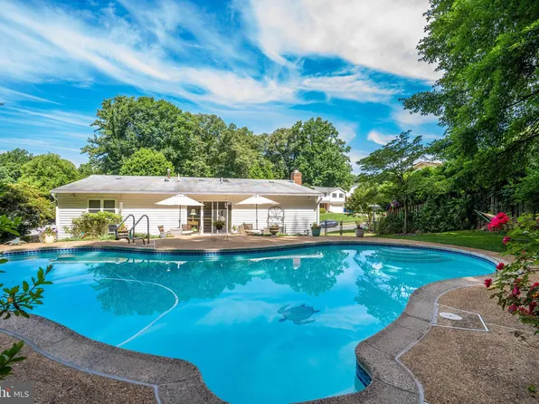 5321 Stonington Dr, Fairfax, VA 22032