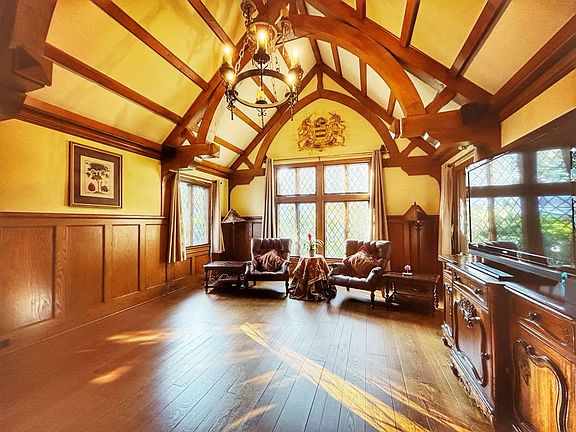 4th image of 8 S Woods Ln