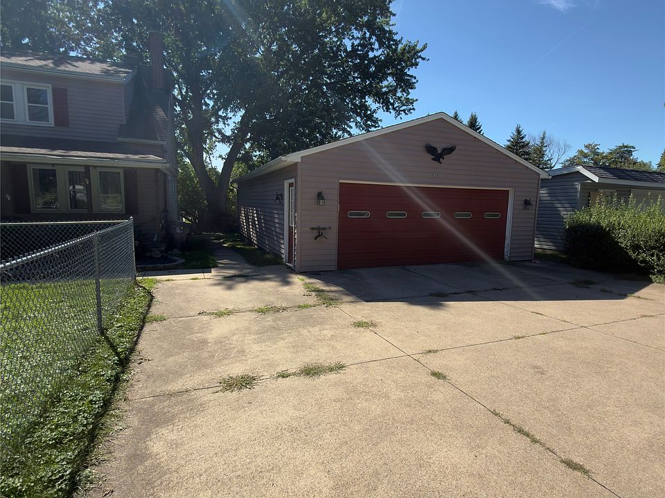 2nd image of 4810 Oakland St
