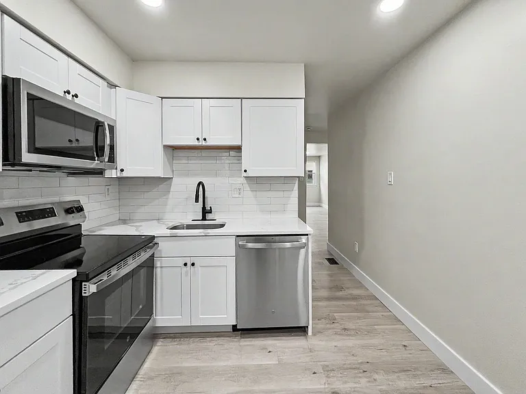 200 E Maple Ave — Photo 32
