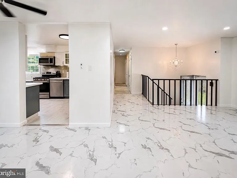 610 Ogden Dr — Photo 2