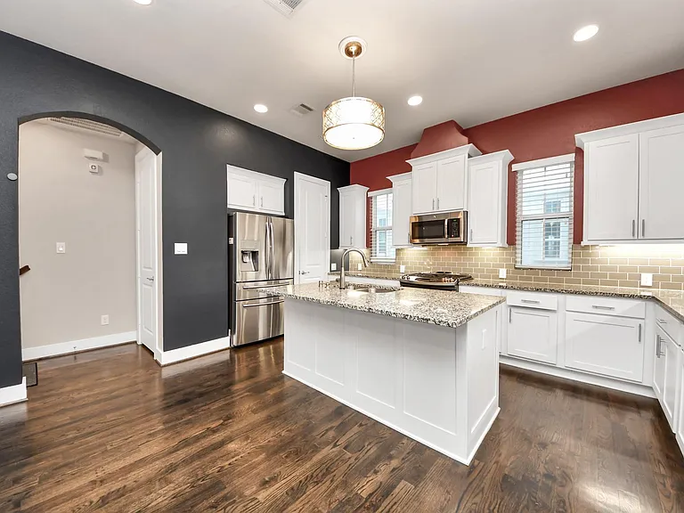 2704 Freund St — Photo 15
