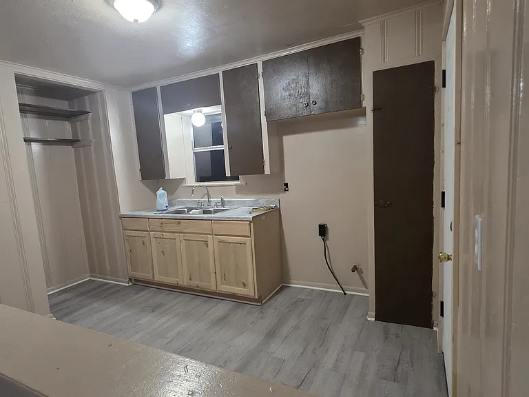 408 N Live Oak St #A — Photo 2