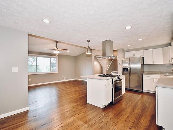 4th image of 60 Oak Hill Dr