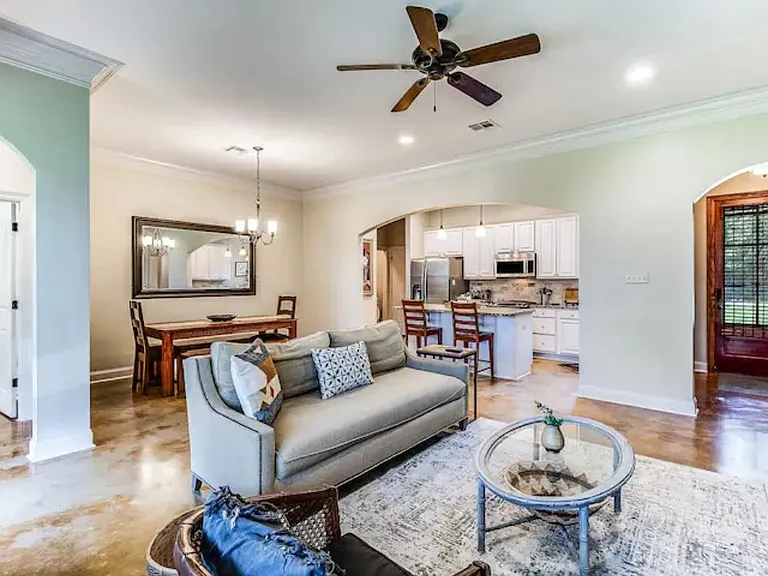 402 E Martial Ave — Photo 4