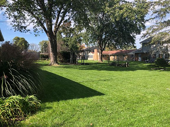 Big back yard w/mature trees
