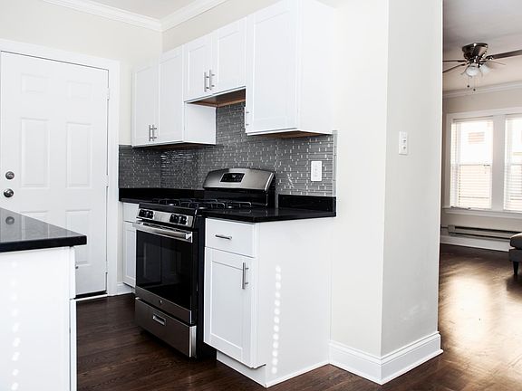 2nd image of 3815-17 N Greenview Ave #3815-1E