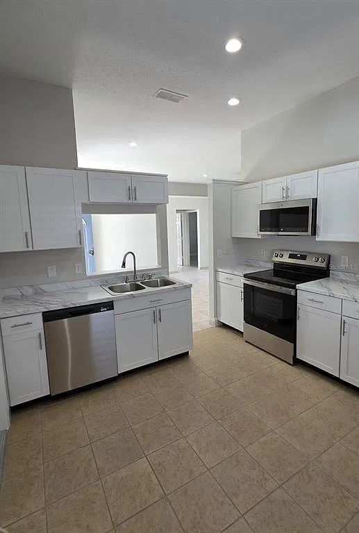 3 bed, 2.0 bath, 1153 sqft, $2,390 — Photo 2