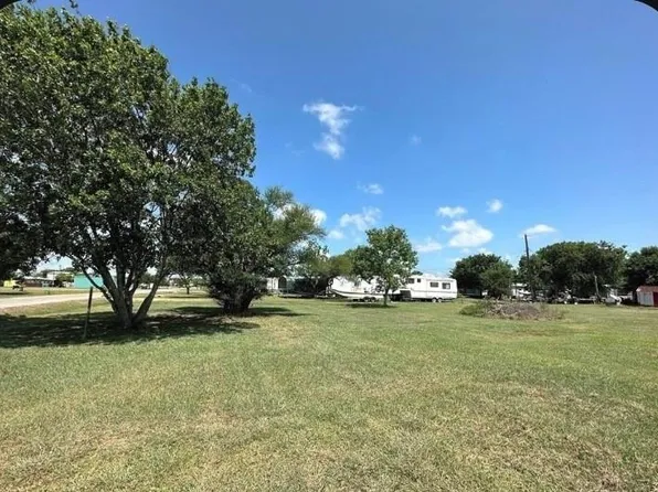 1105 W Cleveland St, Seadrift, TX 77983