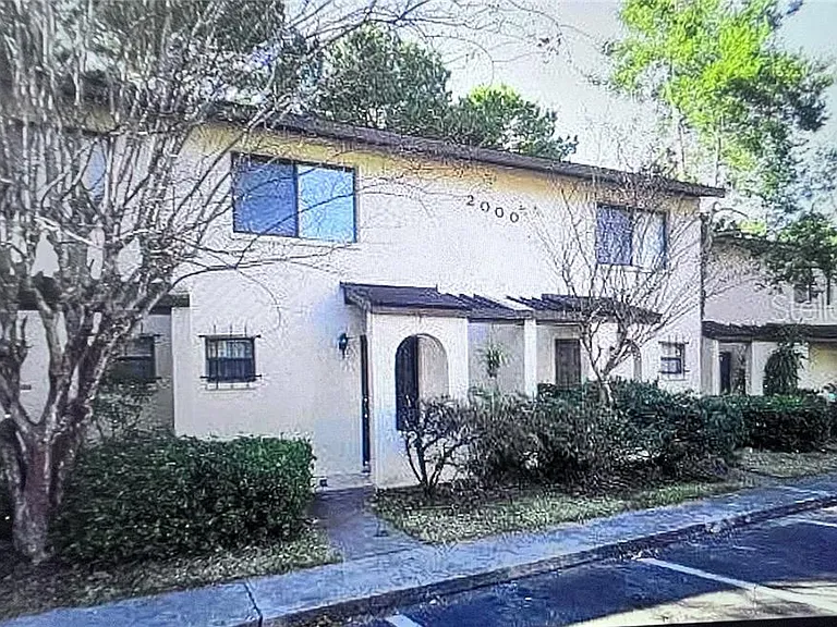 2735 SW 35th Pl #2004 — Photo 1