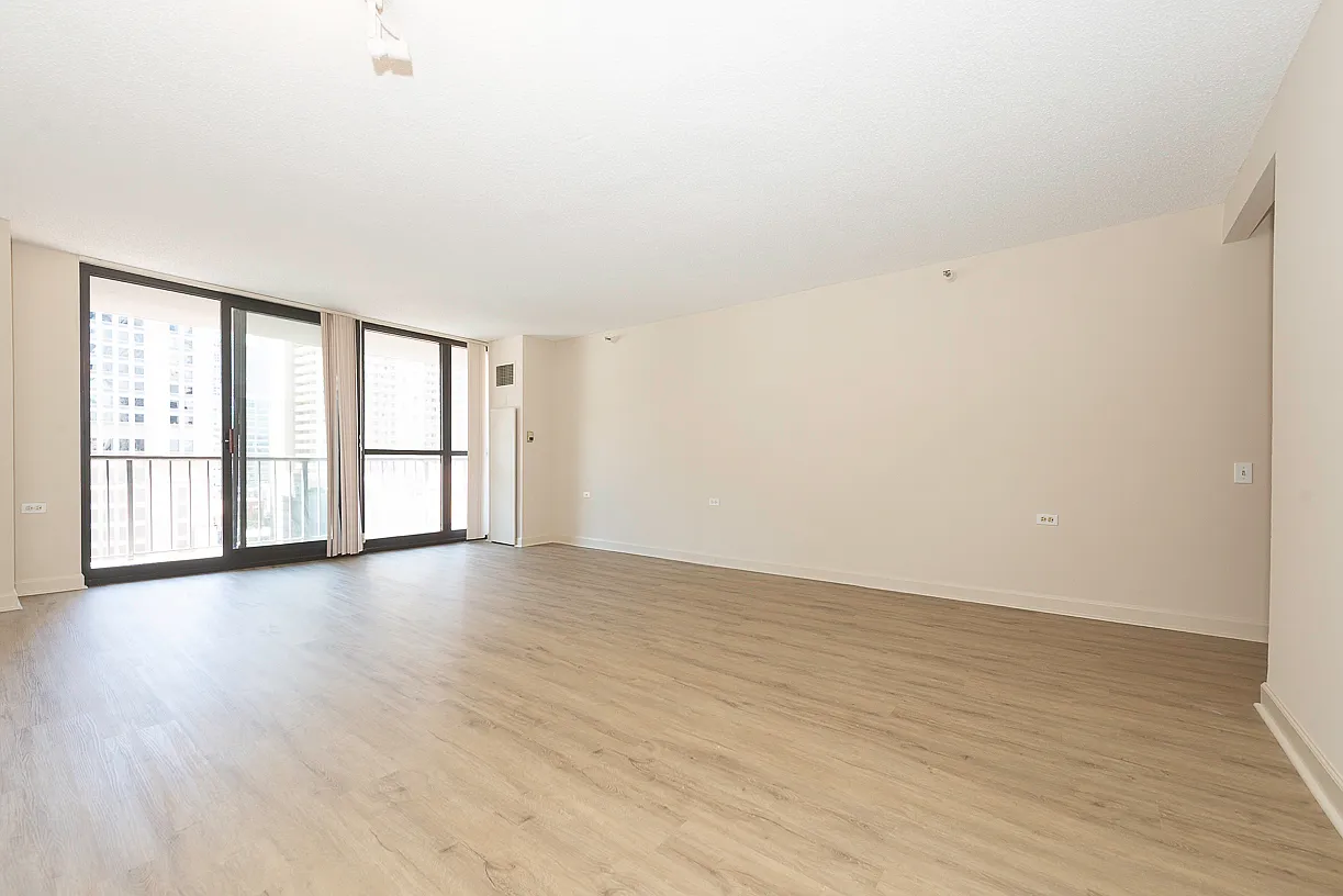 Large, Nicely Redone South Facing 1 Bedroom available Now — Photo 1