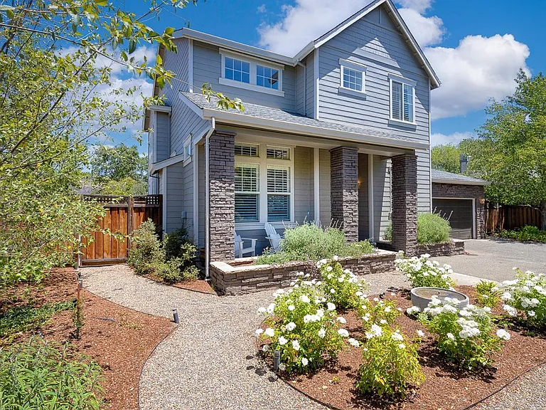 704 Hunt Ave — Photo 1