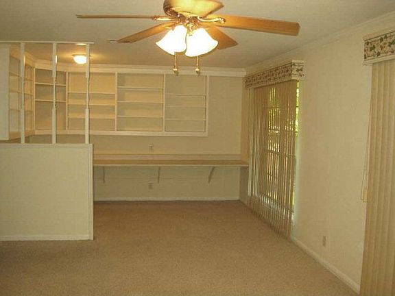 4th image of 215 Dogwood St