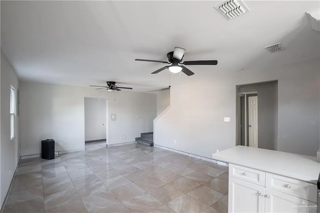 6 bed, 2.5 bath, 1964 sqft, $1,900 — Photo 4