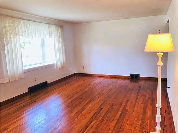 5th image of 403 Richmond St