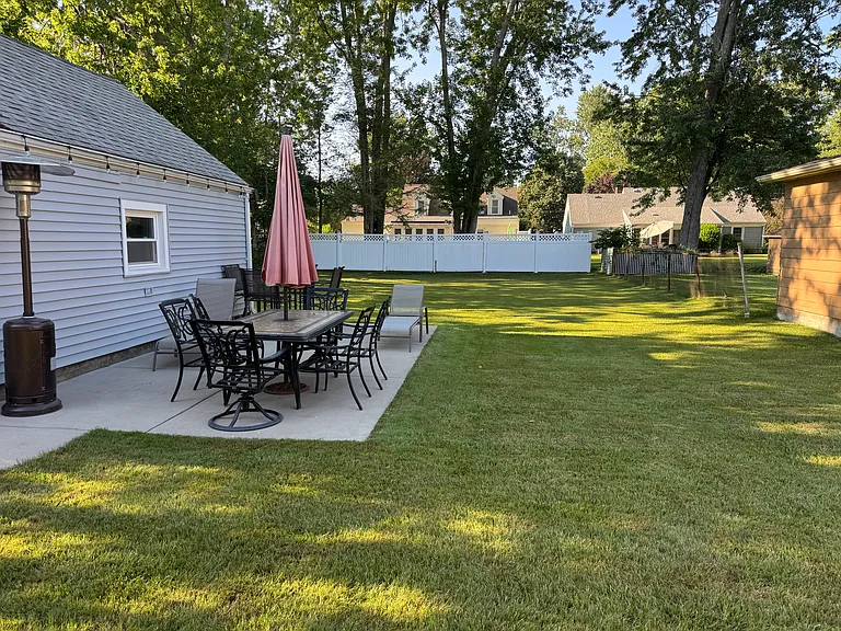72 Sherwood Ave — Photo 6