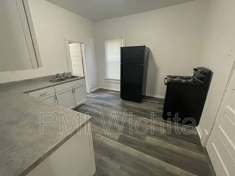 202 N Ash St — Photo 4
