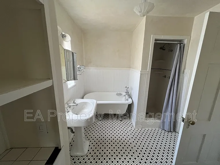 411 Wellesley Dr SE — Photo 12