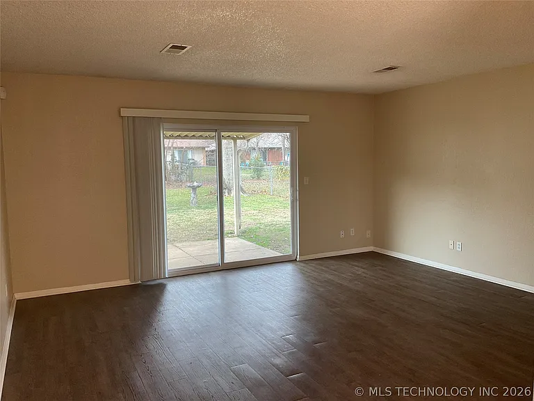 3230 S Lakewood Ave — Photo 2