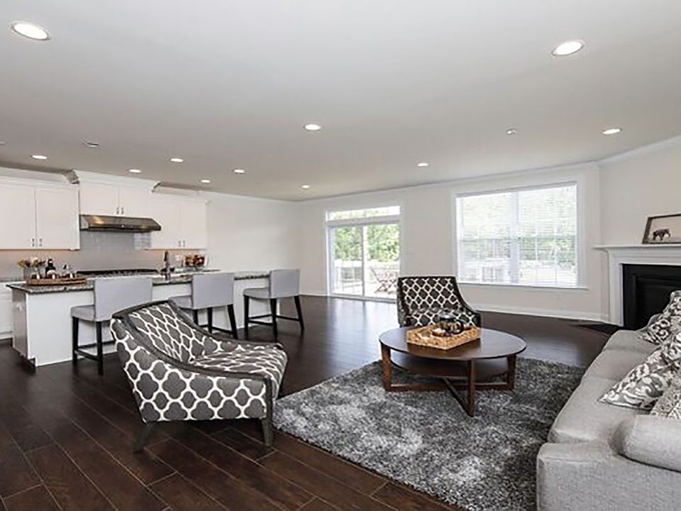 2nd image of 2092 Julia Dr