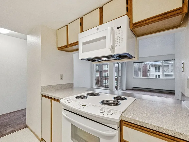 University Court Apartments — Photo 21