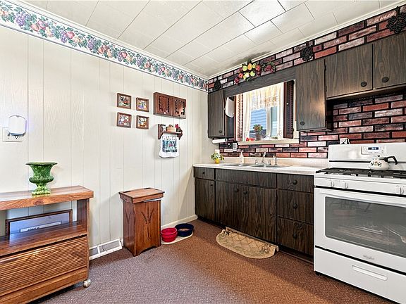 5th image of 202 Lowell St