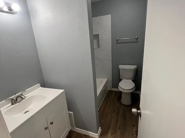 527 E Caney St #F — Photo 4