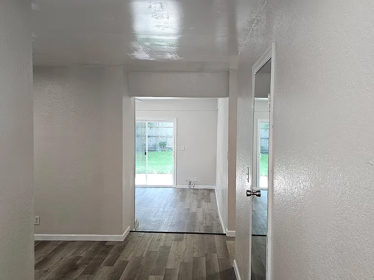 10888 E 33rd St — Photo 3