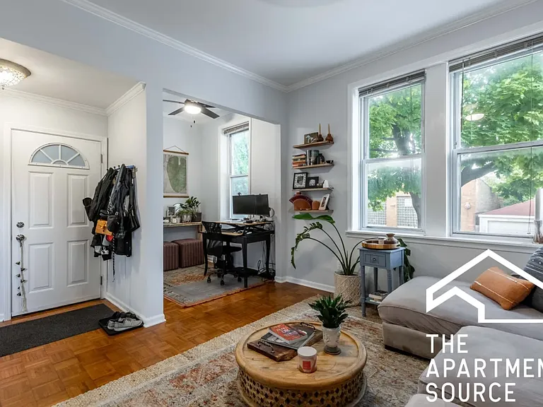 2219 W Wellington Ave #1F — Photo 3