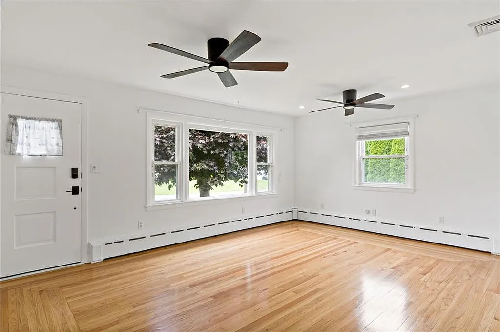 5 bed, 2.5 bath, 1860 sqft, $4,500 — Photo 3