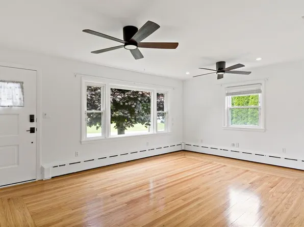 3 Ruth St, Middletown, RI 02842