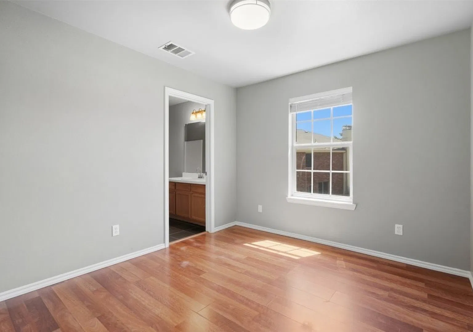 4 bed, 1727 sqft, $2,300 — Photo 2