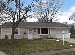 22 Hawthorne Ln, Streamwood, IL 60107