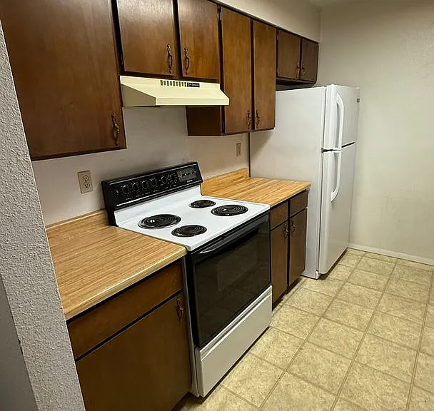 834 E Cedar Ct — Photo 2